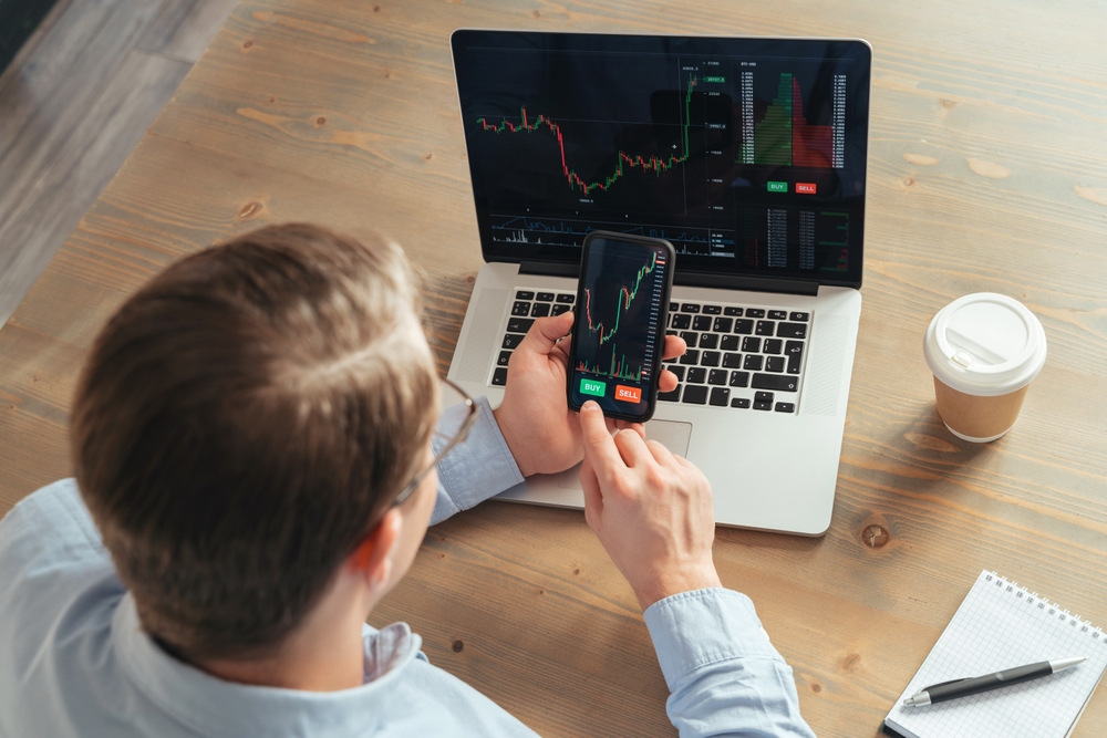 OverShoulderTopViewOfBusinessManTraderInvestorUsing | Best Forex Tips AVIS XLENCE – Ce courtier en ligne est-il adapté pour trader les CFDs en ligne ?