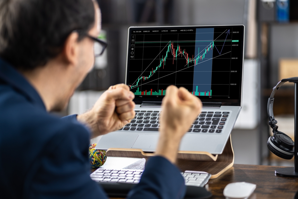 SuccessfulStockMarketTraderWorkingOnLaptop | Best Forex Tips Reseña de Novatradecore – Trading Seguro y de Confianza para Inversores de Todos los Días