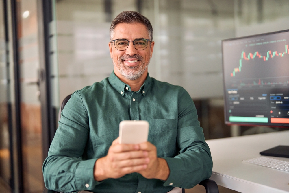 HappyMiddleAgedStockInvestorOrTraderFinancialAdviserAnalyzing | Best Forex Tips Reseña de Quintustrade (quintustrade.com) – Trading Todo en Uno, Simple y Eficiente