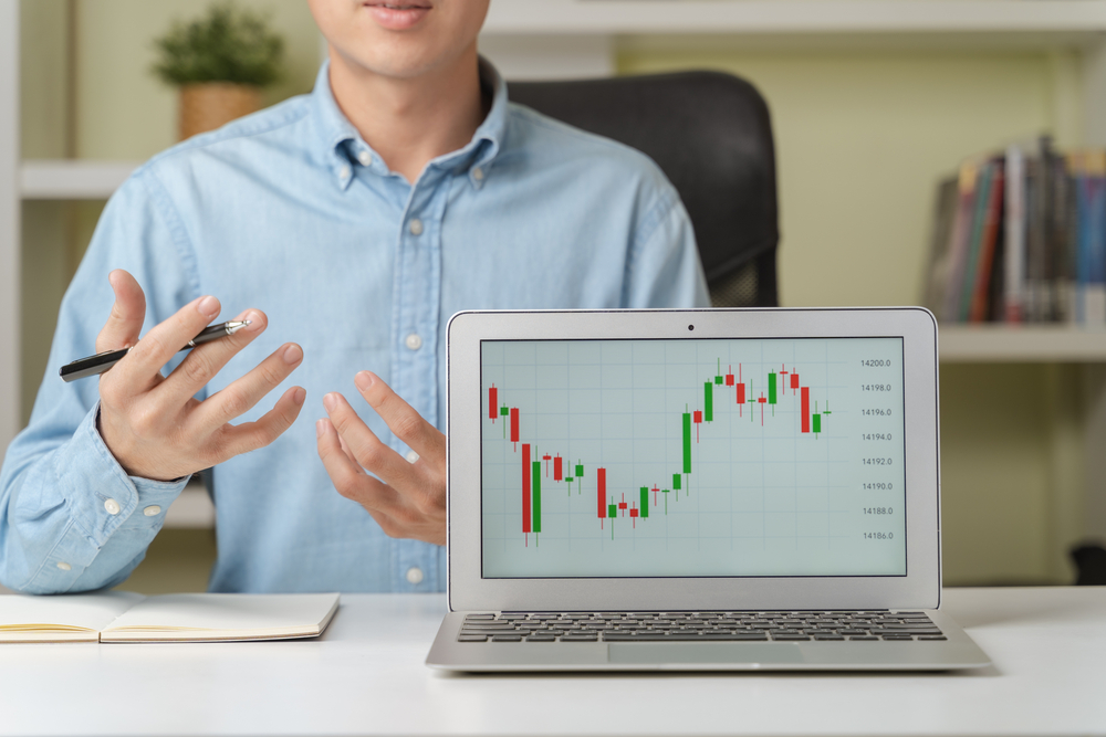 YoungAttractiveBusinessmanOrInvestorTeachingInOnlineInvestingCourses | Best Forex Tips Montfortcapitals.eu Rezension (Montfort Capitals) - Erkundung der Angebote dieses Online Brokers