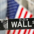 Ein Straßenschild für die Wall Street vor dem Eingang der New York Stock Exchange (NYSE) in New York City. Quelle: Reuters