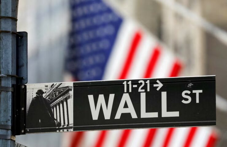 Ein Straßenschild für die Wall Street vor dem Eingang der New York Stock Exchange (NYSE) in New York City. Quelle: Reuters