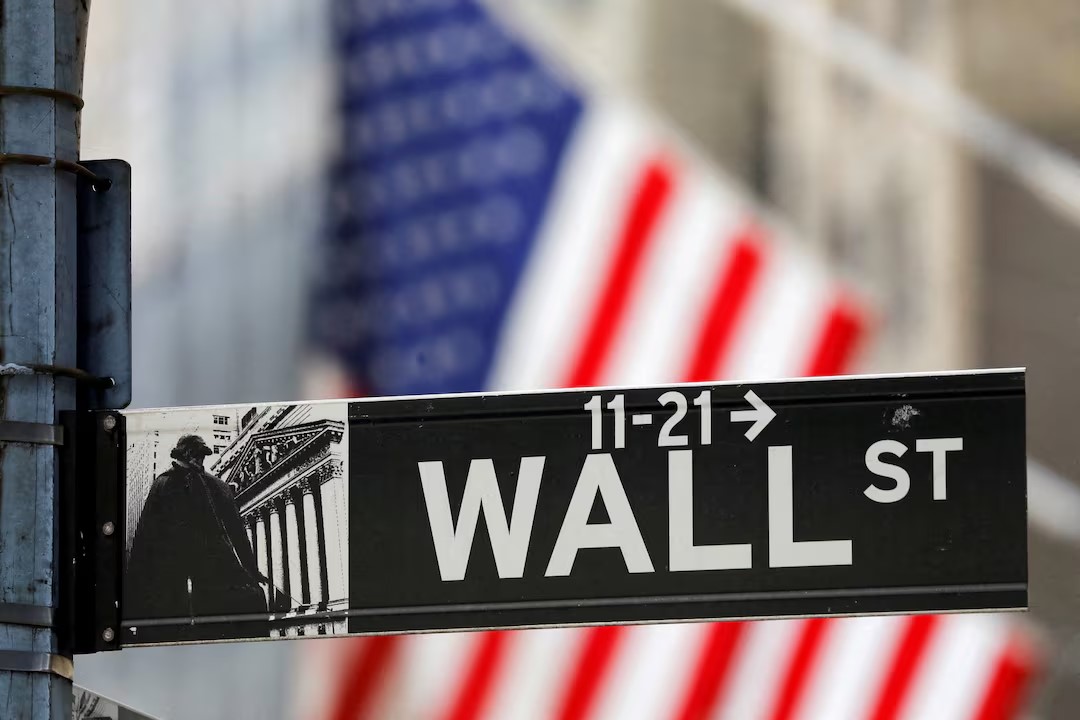 Ein Straßenschild für die Wall Street vor dem Eingang der New York Stock Exchange (NYSE) in New York City. Quelle: Reuters