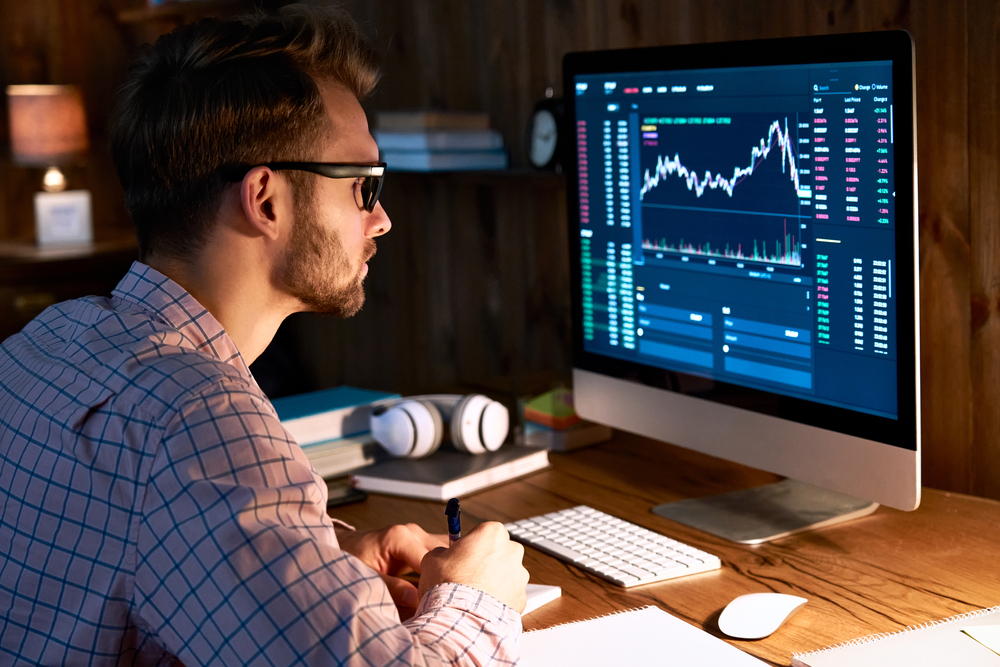 SeriousBusinessManTraderAnalystLookingAtComputerMonitorInvestor | Best Forex Tips Revue de Novatradecore (Novatradecore.com) – Libérez Votre Potentiel de Profit Maximum avec Ce Courtier